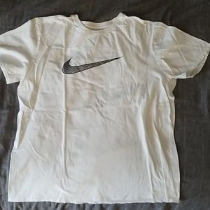 Nike tee🛑browse my closet for more nike and save